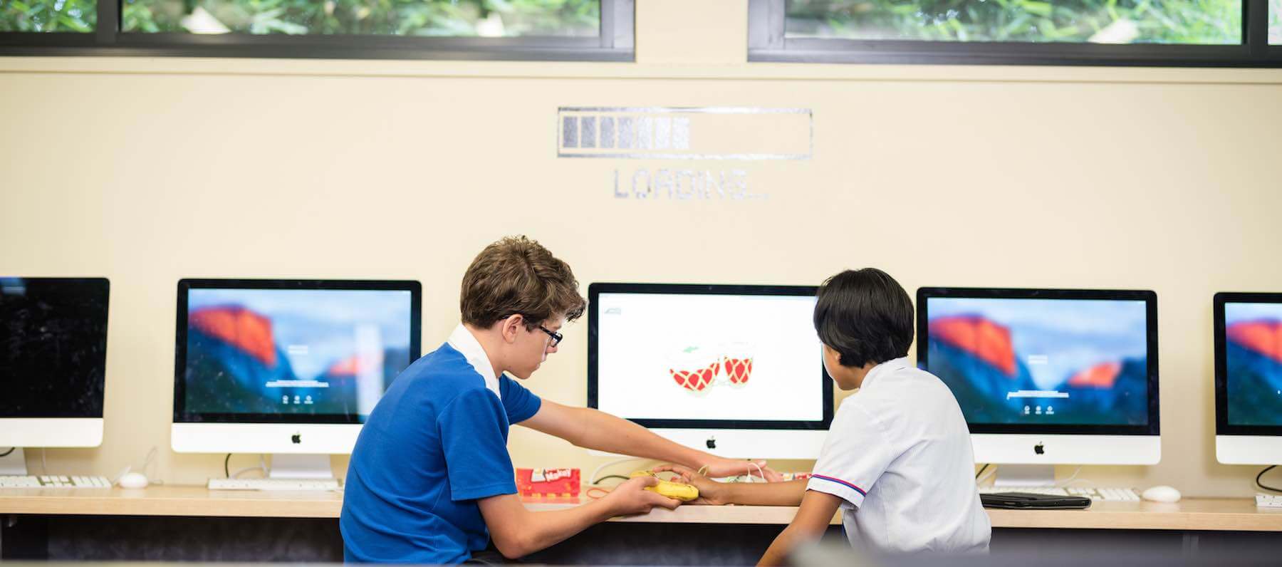 Students sitting at ƵIOS computer